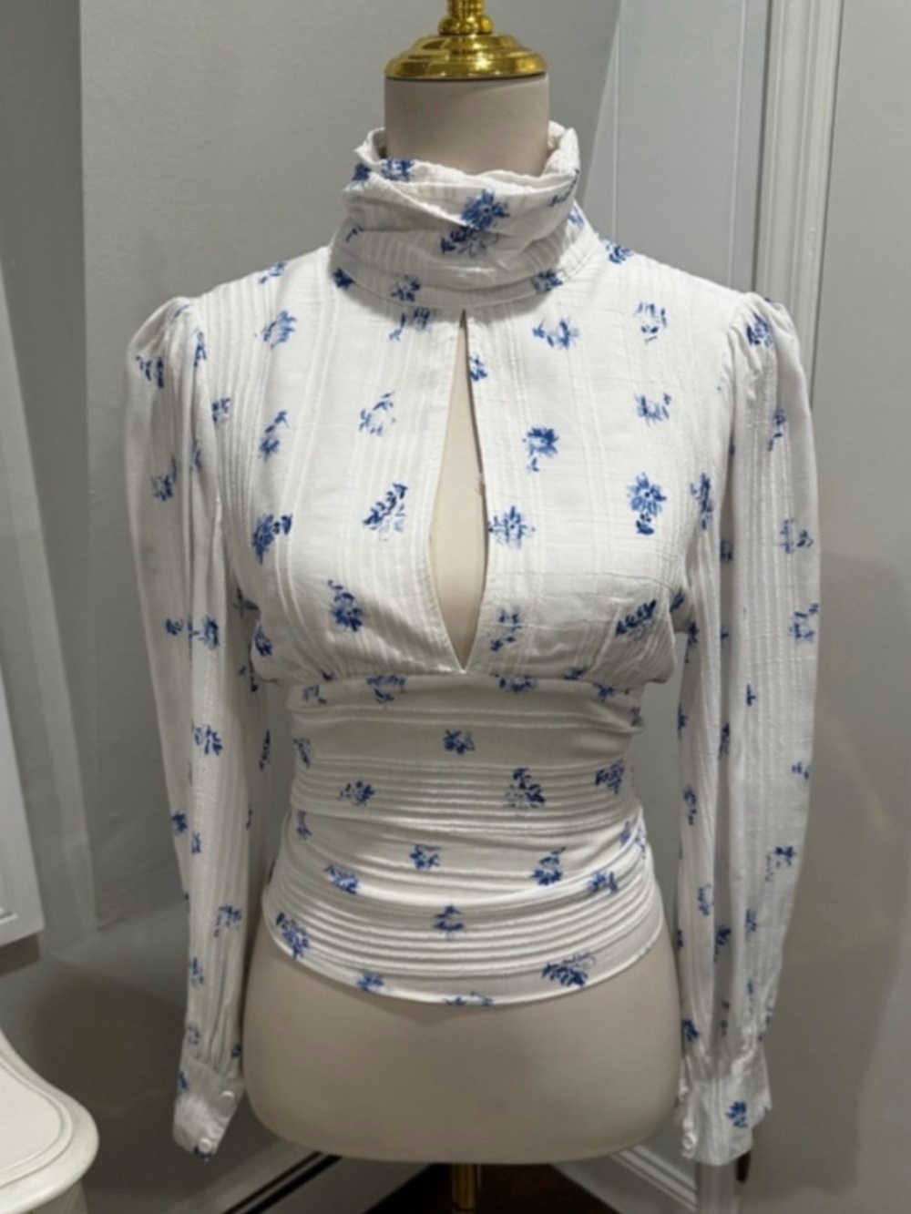 Sunday's SOHO | Backless Floral High-neck Rushed Top | White/Blue | Size Small